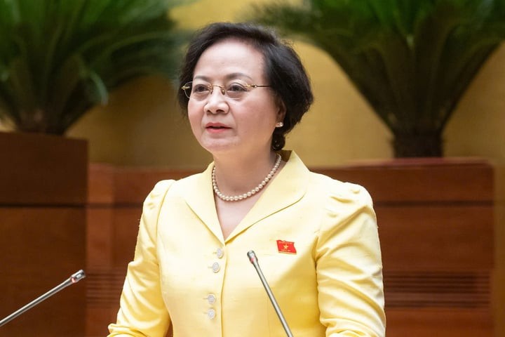 Bộ trưởng Nội vụ Phạm Thị Thanh Trà thay mặt Chính phủ trình Quốc hội dự án Luật vào sáng 7/5. (Ảnh: quochoi.vn)