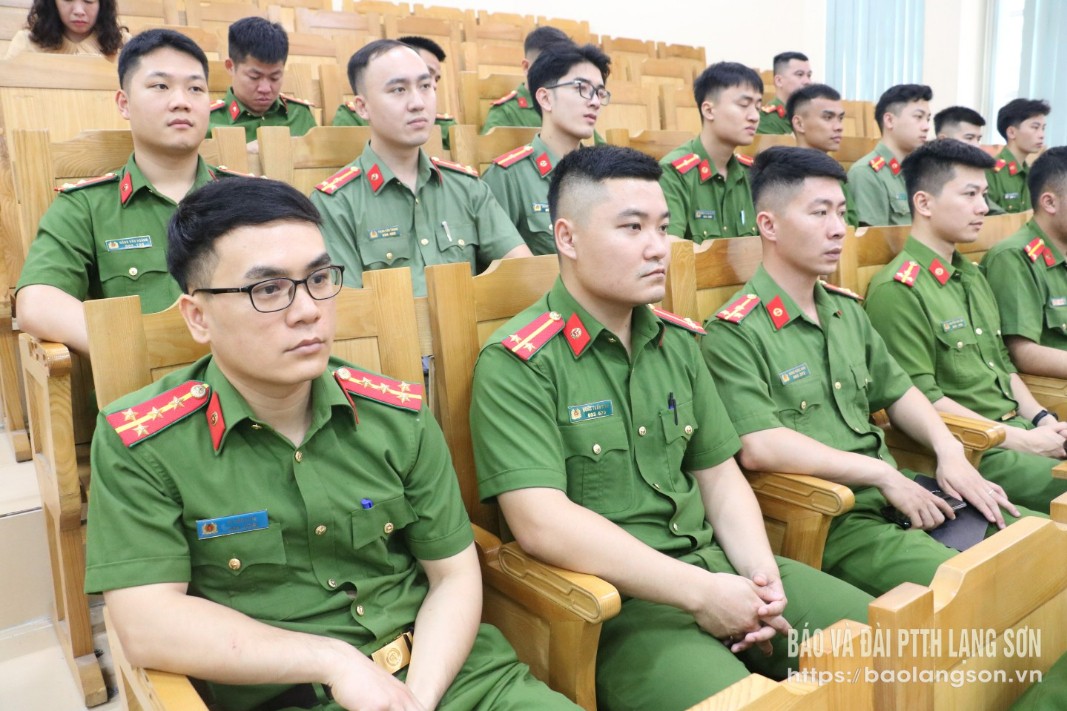 Các học viên tham gia khai giảng lớp bồi dưỡng tiếng dân tộc Tày cho cán bộ, chiến sỹ Công an tỉnh năm 2025