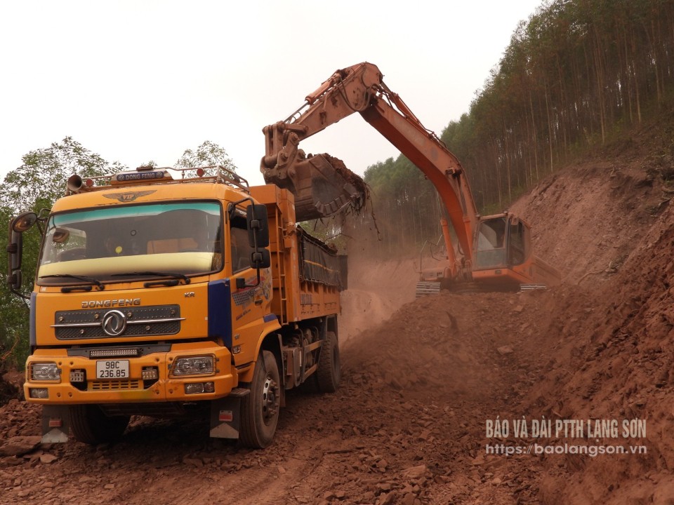 Nhà thầu thi công bạt mái ta luy, khắc phục sạt lở tại Km40+350 đường tỉnh 250 Đồng Bục-Đồng Mỏ thuộc xã Hữu Kiên, huyện Chi Lăng