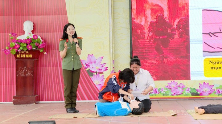Đoàn viên thanh niên Công an tỉnh Lạng Sơn hướng dẫn kỹ năng sơ cứu ban đầu cho học sinh Trường THPT Cao Lộc, huyện Cao Lộc