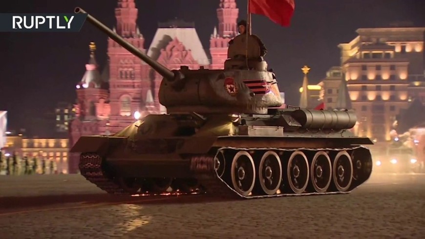 Xe tăng T-34-85 tham gia lễ duyệt binh Ngày Chiến thắng trên Quảng trường Đỏ. Ảnh: Russia Today