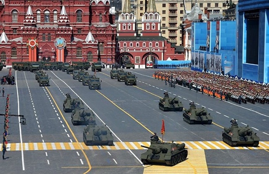 Đội hình pháo chống tăng tự hành Su-100 tham gia duyệt binh Ngày Chiến thắng. Ảnh: Rian