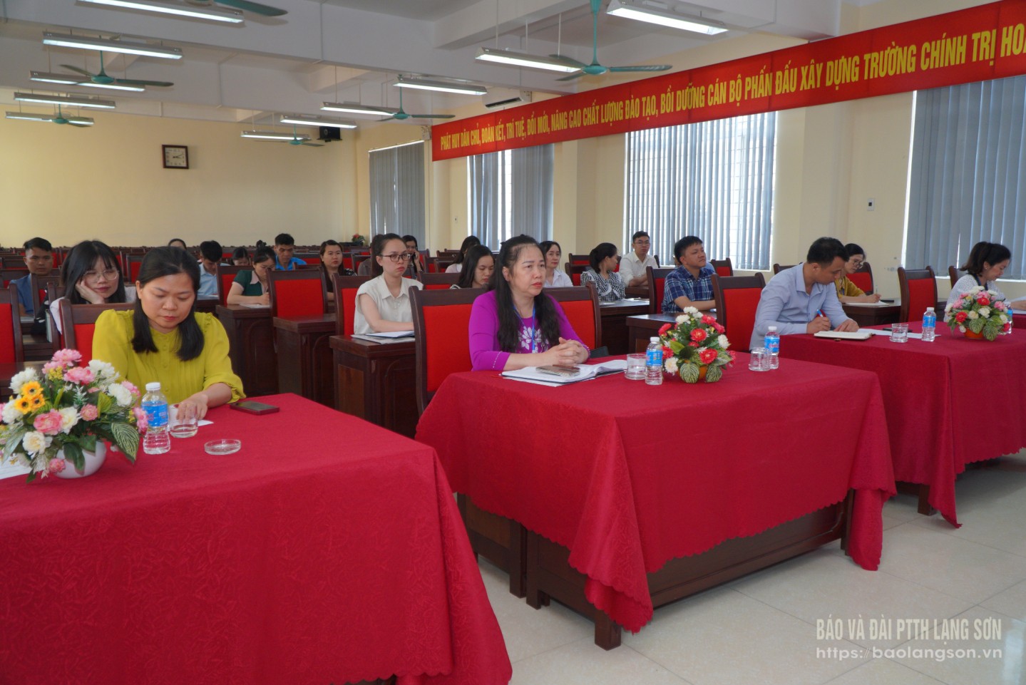 Các đại biểu tham dự lễ khai giảng