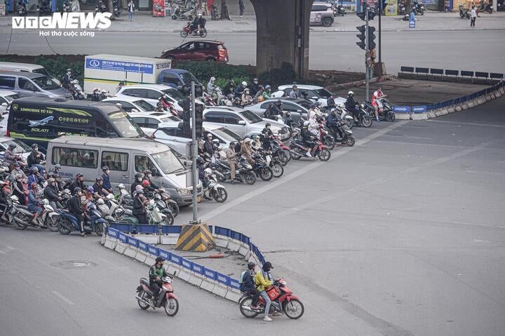Dừng chờ quá vạch dừng, tài xế bị phạt tiền như vượt đèn đỏ.