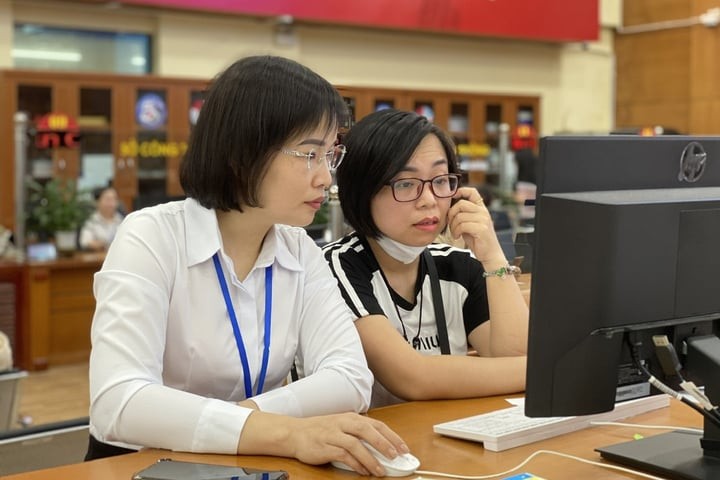 Công chức tỉnh Bắc Giang hướng dẫn người dân tra cứu tiến độ giải quyết thủ tục hành chính trên dịch vụ công.