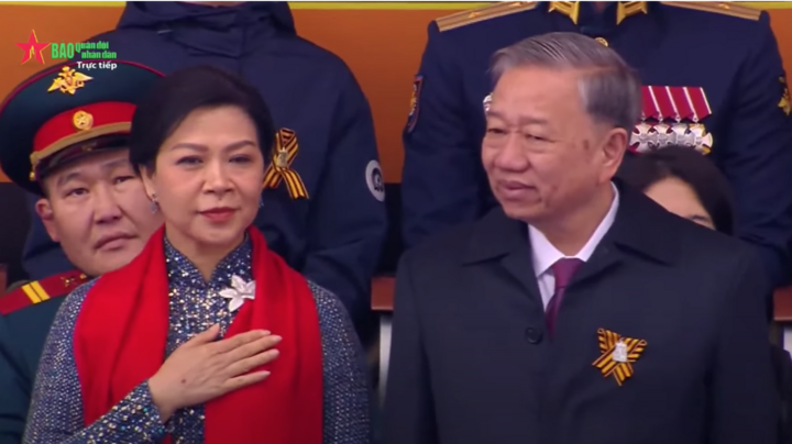 Tổng Bí thư Tô Lâm và Phu nhân đứng dậy chào đội quân Việt Nam khi đi qua lễ đài