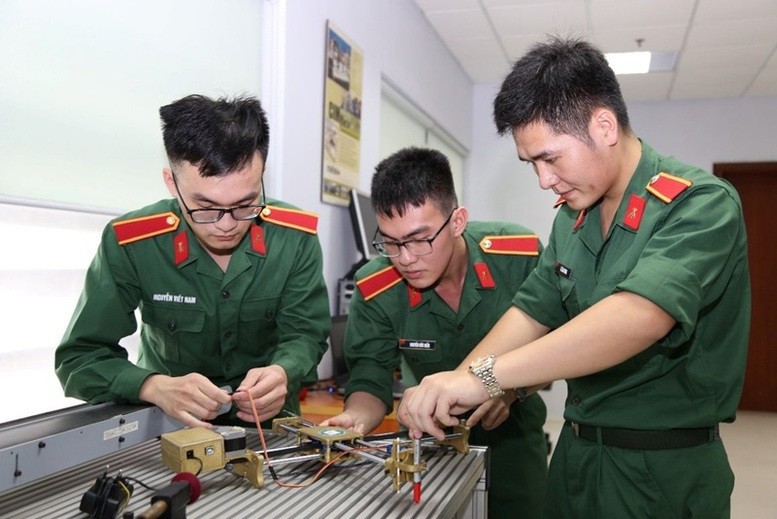 Ưu tiên bố trí kinh phí triển khai các chương trình đào tạo, bồi dưỡng trong nước và nước ngoài để phát triển nguồn nhân lực chất lượng cao cho tổ hợp công nghiệp quốc phòng.