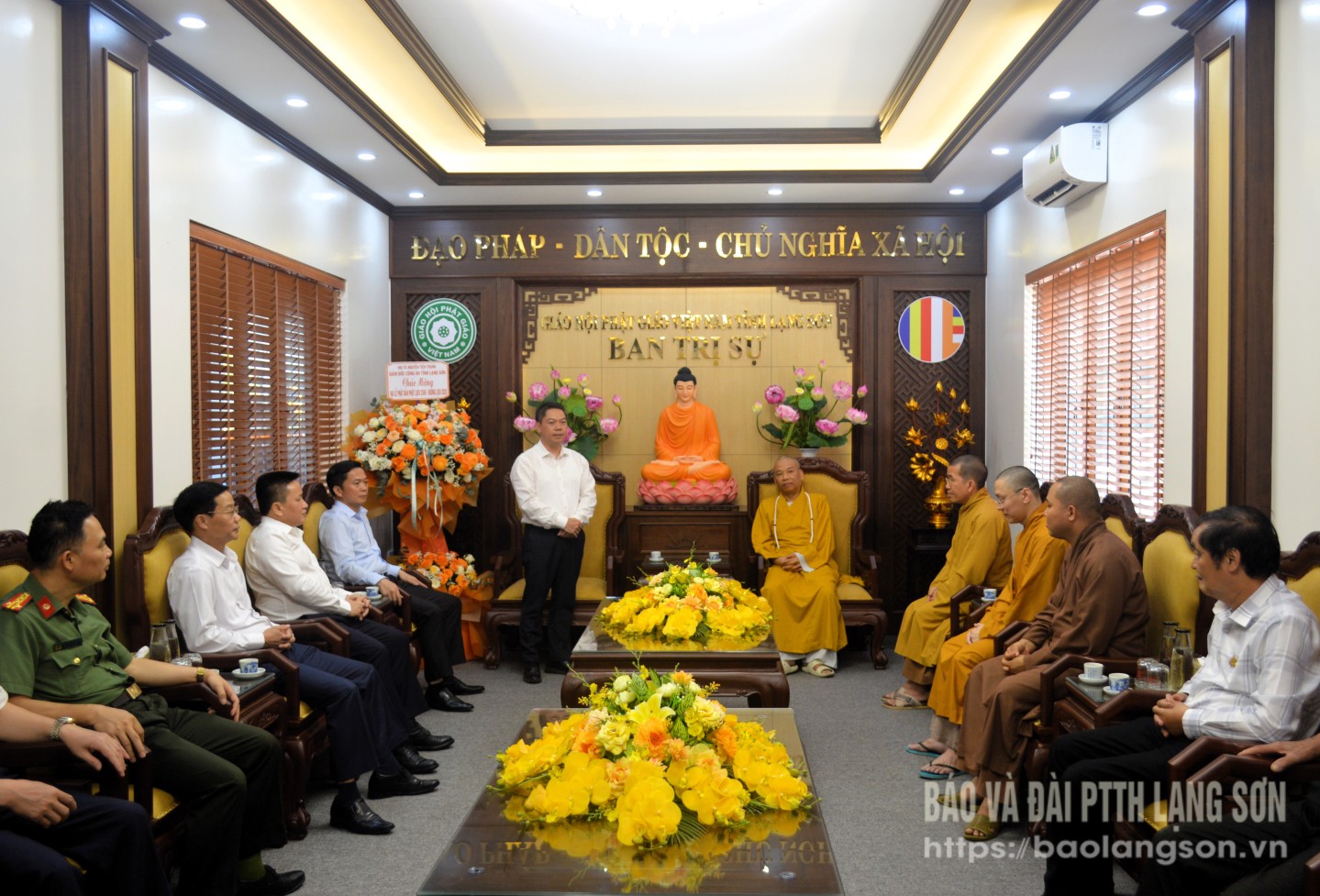 Đồng chí Đoàn Thanh Sơn, Phó Chủ tịch nhUBND tỉnh phát biểu, chúc mừng Thượng tọa, chư tăng Ban Trị sự Giáo hội Phật Giáo Việt Nam tỉnh nhân dịp lễ Phật Đản