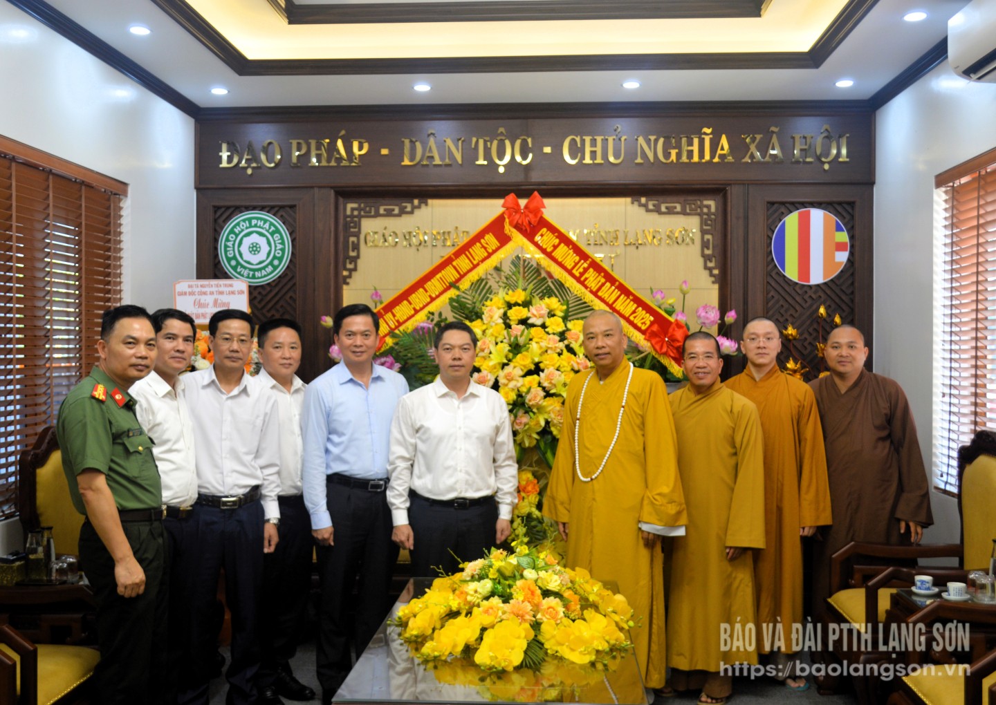Đồng chí Dương Xuân Huyên, Ủy viên Ban Thường vụ Tỉnh ủy, Phó Chủ tịch Thường trực UBND tỉnh tặng quà Ban Trị sự Giáo hội Phật giáo Việt Nam tỉnh
