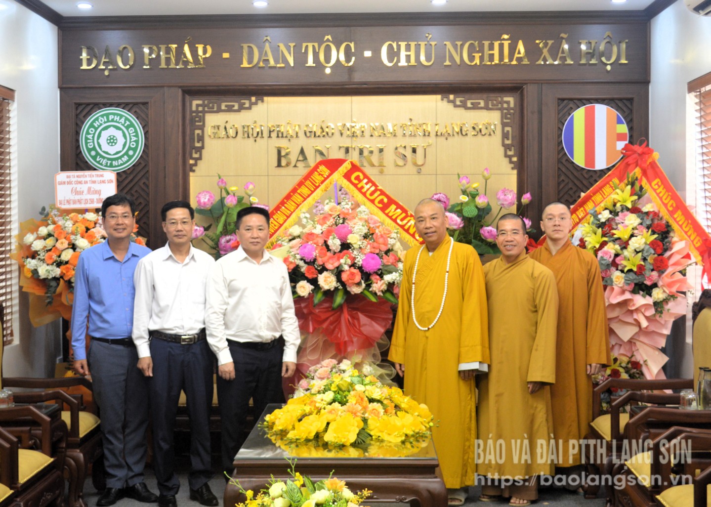 Lãnh đạo Ban Tuyên giáo và Dân vận Tỉnh ủy tặng quà
