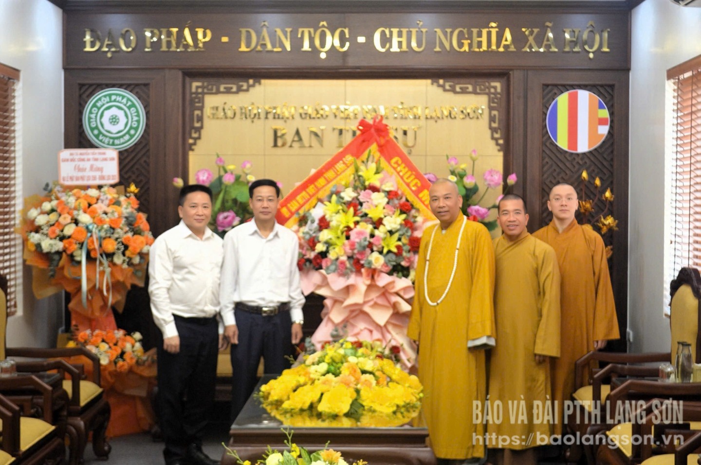 Lãnh đạo Ủy ban Mặt trận Tổ quốc Việt Nam tỉnh trao quà