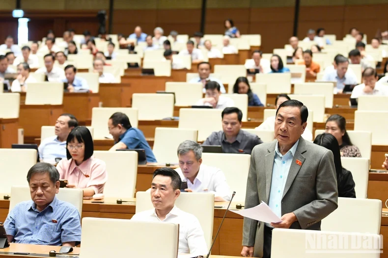 Đại biểu Phạm Văn Hòa (Đoàn Đồng Tháp) phát biểu. (Ảnh: DUY LINH)