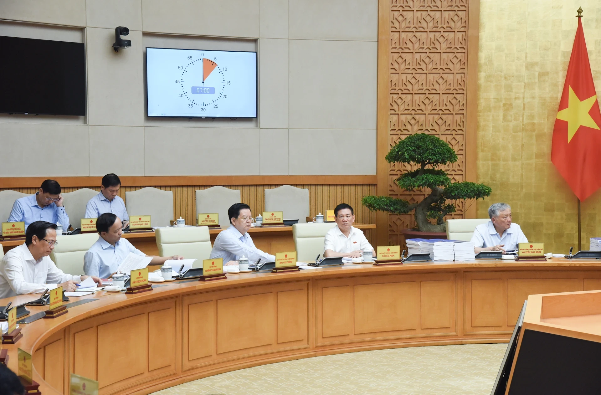 Các Phó Thủ tướng và thành viên Chính phủ tham dự cuộc họp.