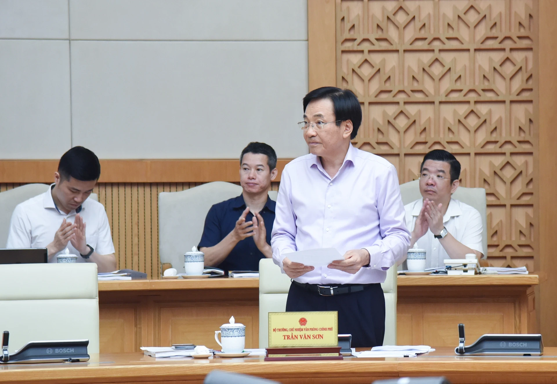 Bộ trưởng, Chủ nhiệm Văn phòng Chính phủ Trần Văn Sơn phát biểu.