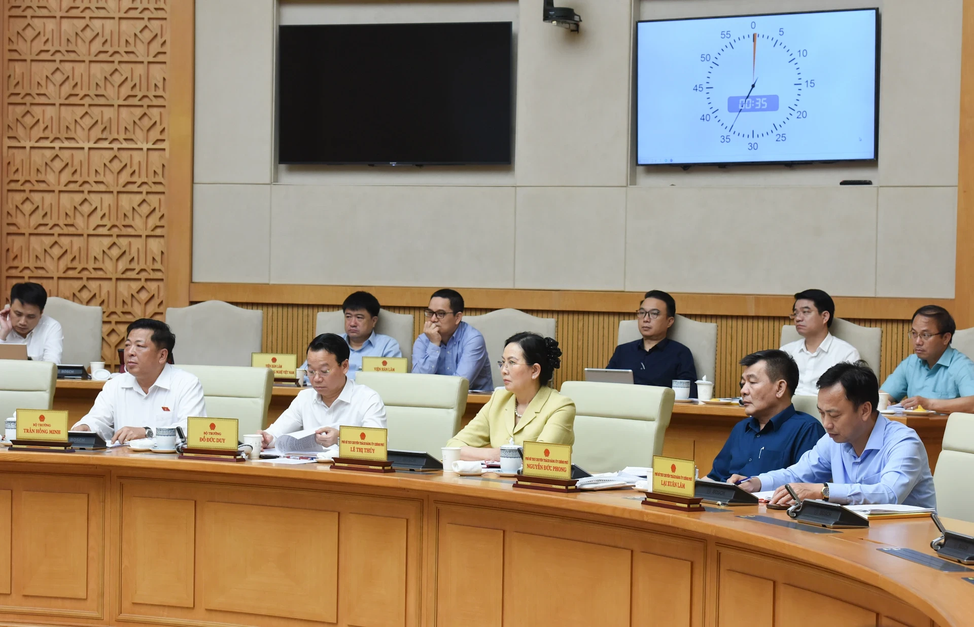 Các thành viên Chính phủ tham dự cuộc họp.