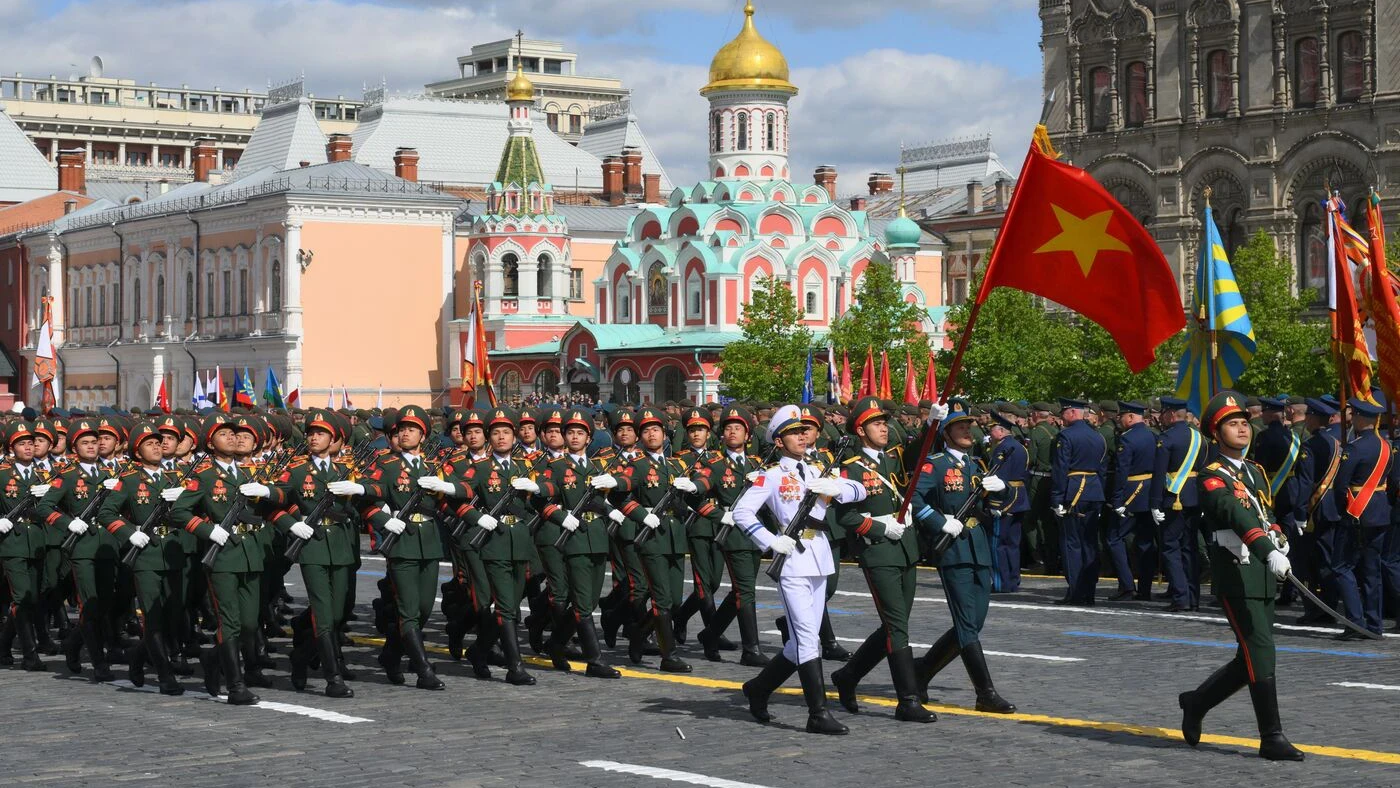Khối 68 quân nhân của Trường Sĩ quan Lục quân 1, đại diện Quân đội nhân dân Việt Nam, tiến qua lễ đài. Việc Việt Nam cử lực lượng tham gia lễ duyệt binh góp phần khẳng định đường lối đối ngoại độc lập, tự chủ, đa phương hóa, đa dạng hóa, thể hiện trách nhiệm của Việt Nam trong xây dựng và duy trì môi trường hòa bình, ổn định, hợp tác và phát triển.