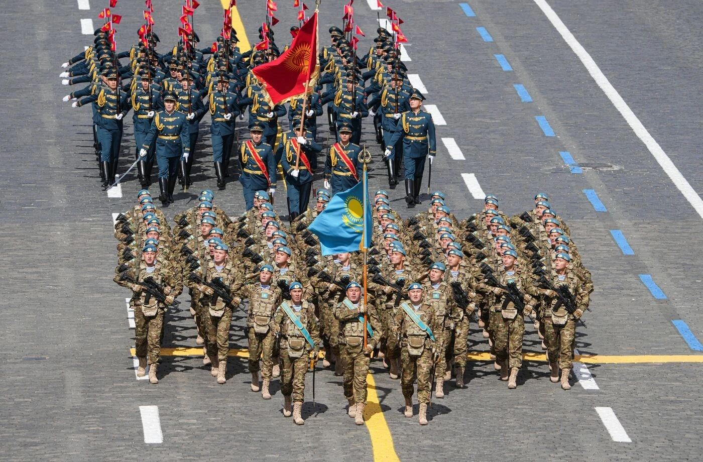 Đoàn Kazakhstan (đi trước).