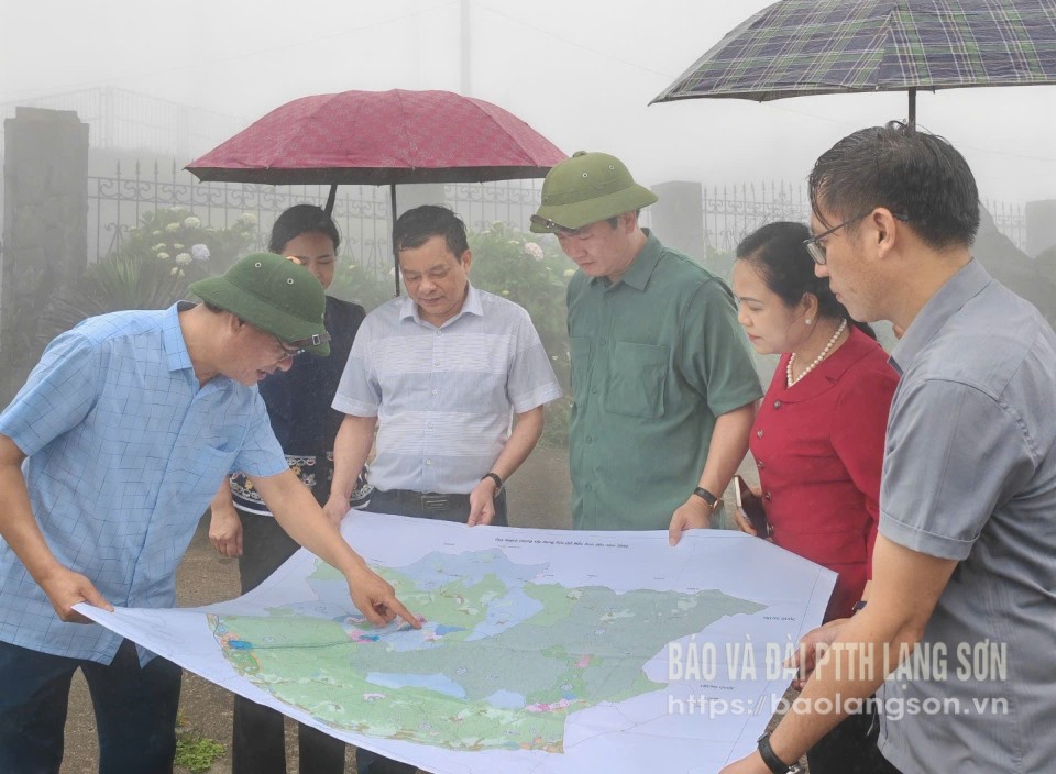 Đồng chí Nguyễn Cảnh Toàn, Phó Bí thư Tỉnh uỷ (thứ 3 từ phải sang) và thành viên đoàn công tác kiểm tra tại thực địa
