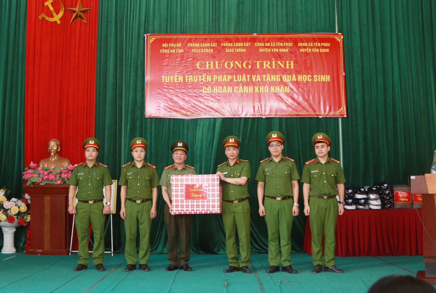 Đại tá Triệu Tuấn Hải, Phó Giám đốc Công an tỉnh tặng quà cho Công an xã Yên Phúc