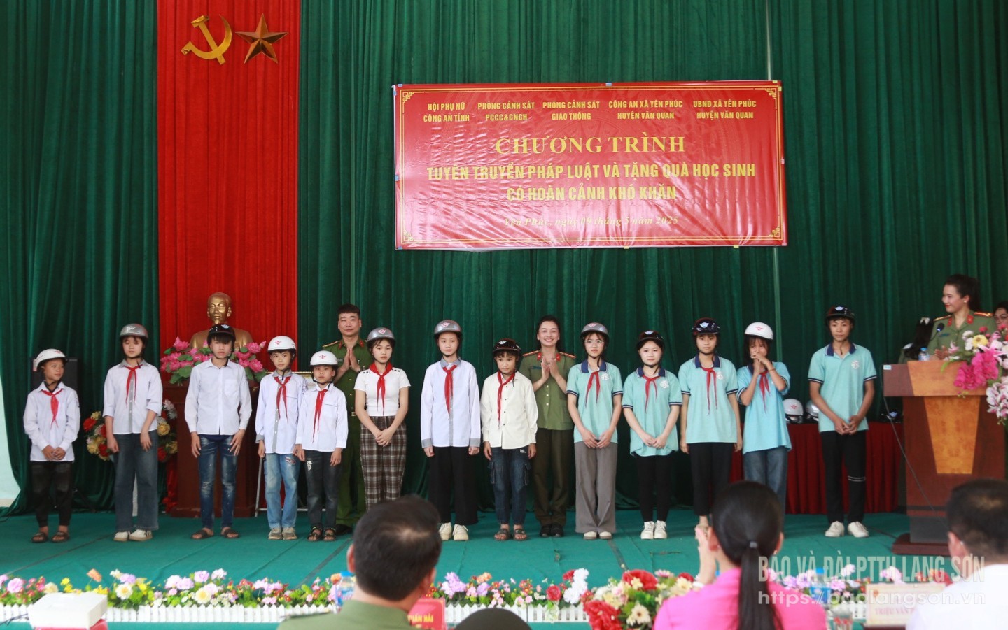 Đại diện Ban Phụ nữ Công an tỉnh và Công an xã Yên Phúc trao quà cho các em học sinh có hoàn cảnh khó khăn