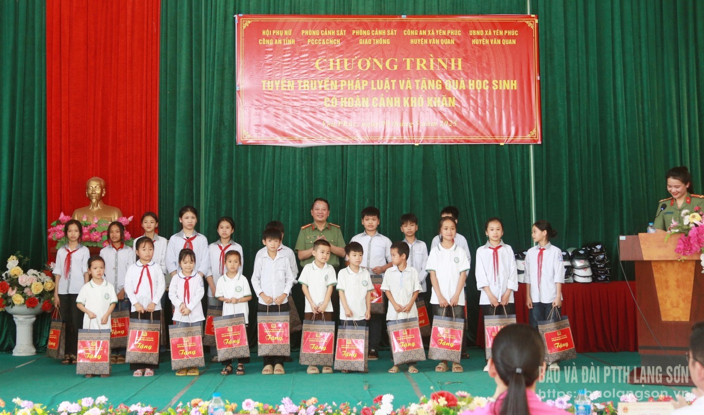 Đại tá Triệu Tuấn Hải, Phó Giám đốc Công an tỉnh tặng quà cho các em học sinh có hoàn cảnh khó khăn trên địa bàn xã Yên Phúc, huyện Văn Quan