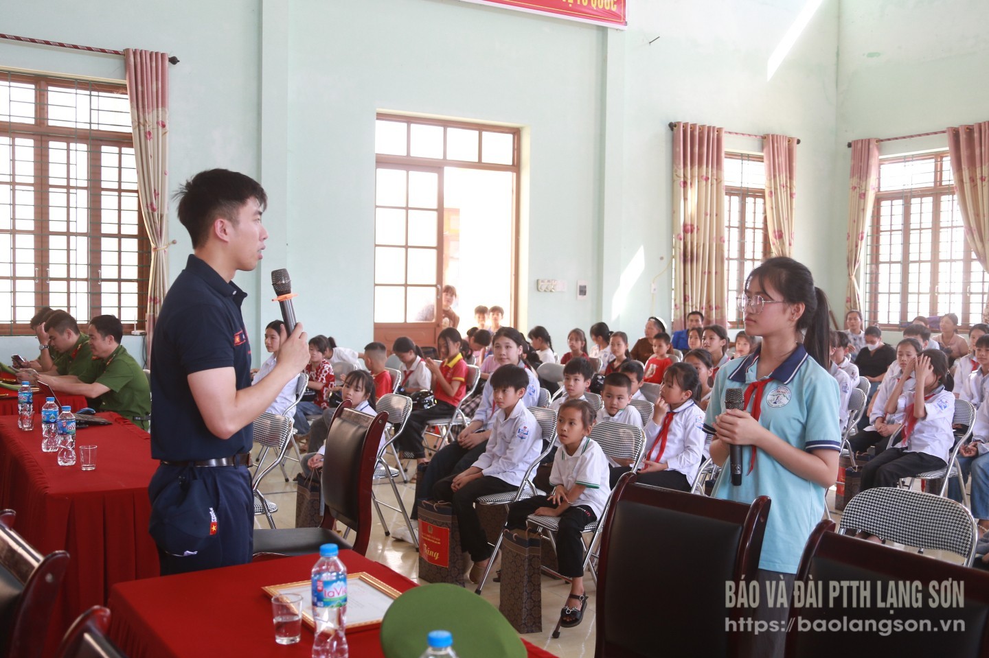 Cán bộ Phòng Cảnh sát phòng cháy, chữa cháy và cứu nạn cứu hộ, Công an tỉnh tuyên truyền kỹ năng phòng, chống đuối nước cho các em học sinh