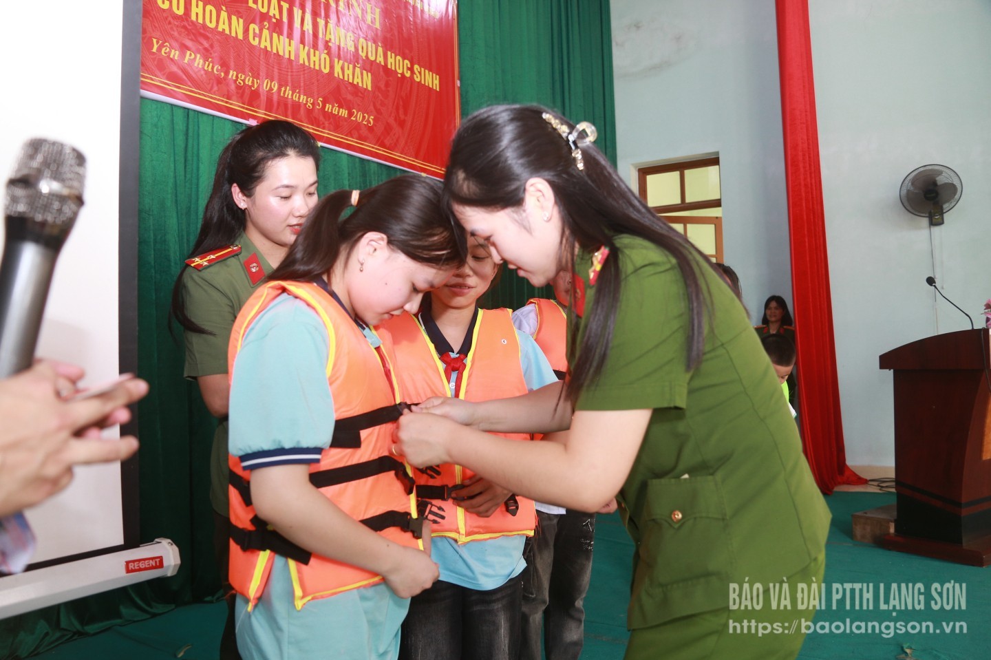 Các em học sinh trải nghiệm mặc áo phao phòng, chống đuối nước trong chương trình