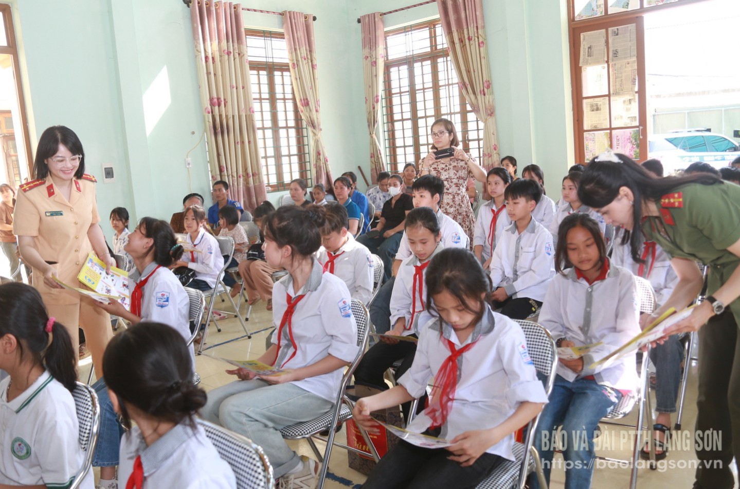 Cán bộ Công an tỉnh phát tờ rơi tuyên tuyền pháp luật về trật tự an toàn giao thông cho các em học sinh