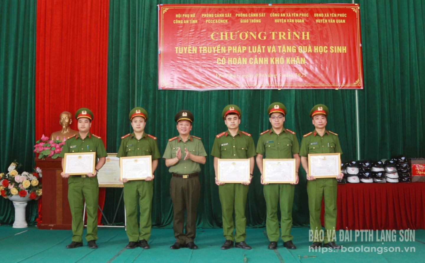 Đại tá Triệu Tuấn Hải, Phó Giám đốc Công an tỉnh trao giấy khen cho tập thể Công an xã Yên Phúc và các cá nhân