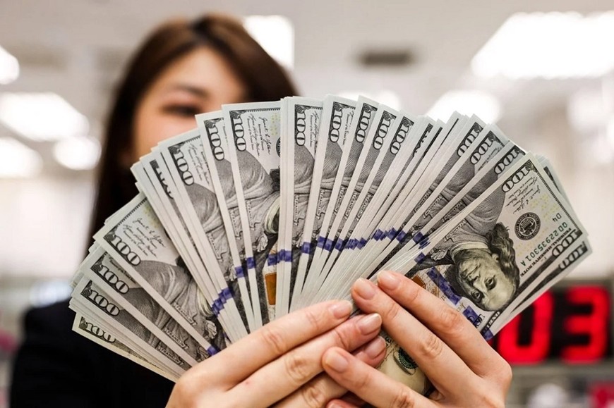 Tỷ giá USD hôm nay, 10-5: Đồng USD hạ nhiệt, vẫn trụ vững trên mốc 100. Ảnh: South China Morning Post