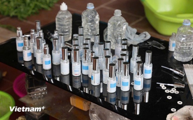 Khánh và Hiên đã sản xuất hàng chục loại mỹ phẩm từ những nguyên liệu trôi nổi và bán trót lọt trên các sàn giao dịch thương mại điện tử.