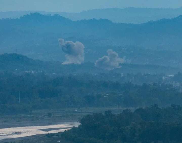 Khói bốc lên tại Jammu, Ấn Độ sau một tiếng nổ. (Ảnh: Getty)