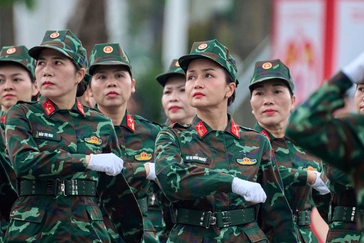 Nữ quân nhân Vũ Thị Minh Nguyệt (giữa) cùng đồng đội vô cùng tự hào khi được đứng trong hàng ngũ duyệt binh. (Ảnh nhân vật cung cấp)