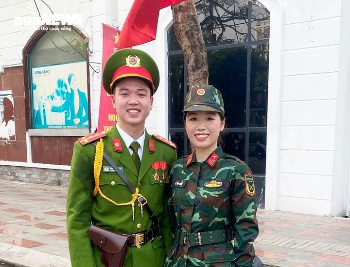 Hai chị em chiến sĩ Trịnh Diệu Hương và Nguyễn Sỹ Lâm vui vẻ gặp lại nhau trong quá trình hợp luyện.