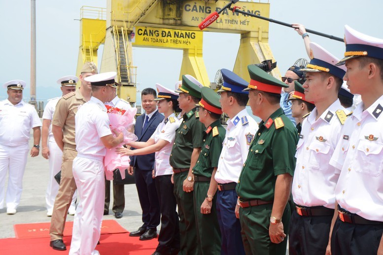 Lễ đón tại cảng Tiên Sa có đại diện các cơ quan chức năng của Việt Nam và Liên bang Nga - Ảnh: VGP/Nhật Anh
