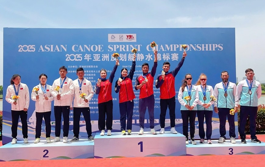 Các tuyển thủ Việt Nam nhận huy chương vàng nội dung C4 hỗn hợp.