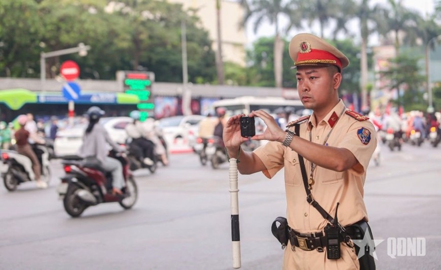 Lực lượng Cảnh sát giao thông Hà Nội sử dụng camera chuyên dụng ghi hình các phương tiện vi phạm.