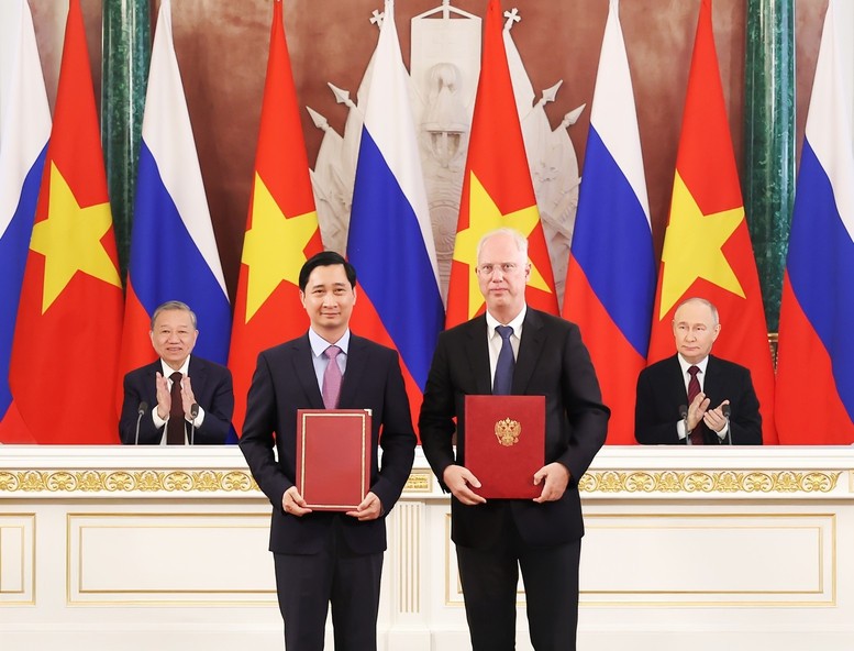 Ông Kirill Dmitriev, Tổng Giám đốc Quỹ Đầu tư trực tiếp Nga (RDIF) trao đổi văn kiện hợp tác với ông Ngô Chí Dũng, Chủ tịch kiêm Tổng Giám đốc Công ty vắc xin VNVC, trước sự chứng kiến của Tổng thống Nga Putin và Tổng Bí thư Tô Lâm. Ảnh: VGP/Hoàng Thống Nhất