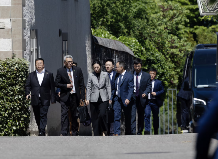 Phái đoàn Trung Quốc ra về sau khi đàm phán kết thúc. (Ảnh: Reuters)