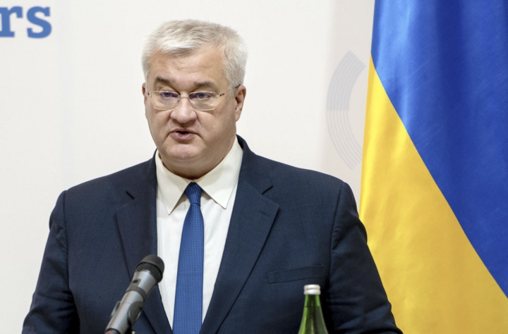 Ngoại trưởng Ukraine Andrii Sybiha trong cuộc họp báo tại Kiev. (Ảnh: Kyodo/TTXVN)