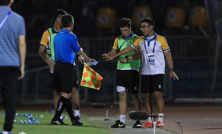 Các trọng tài vướng phải tranh cãi từ ban huấn luyện Hà Nội FC.