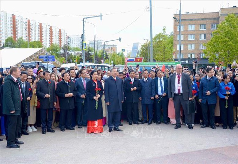 Tổng Bí thư Tô Lâm và Phu nhân cùng đoàn đại biểu cấp cao Việt Nam đến đặt hoa tại Tượng đài Chủ tịch Hồ Chí Minh ở thủ đô Moskva. Ảnh: TTXVN