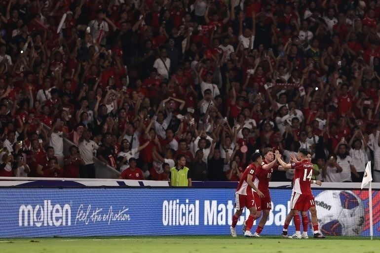 Cổ động viên Indonesia cổ vũ nhiệt tình khi đội nhà thắng Bahrain 1-0 hôm 25-3. Ảnh: giaoducthoidai.vn