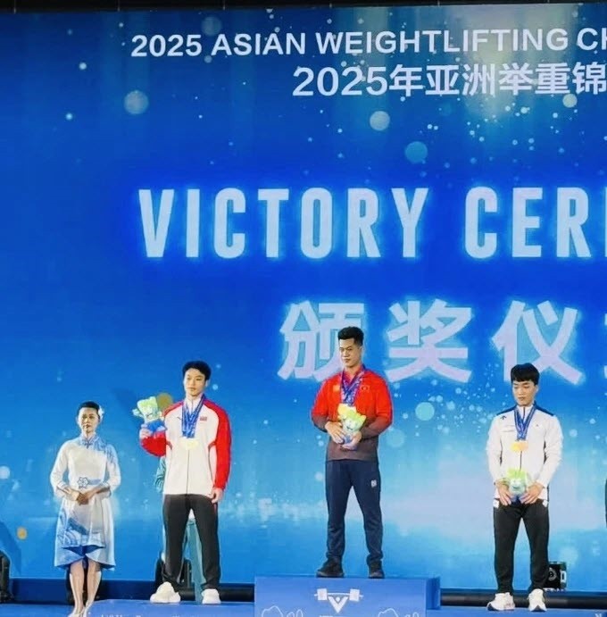 Minh Trí (giữa) giành huy chương Vàng tổng cử hạng cân 67kg nam tại Giải vô địch cử tạ châu Á 2025. Ảnh: tcdulichtphcm.vn