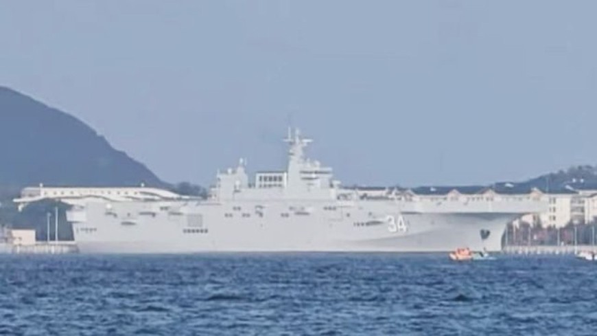 Tàu tấn công đổ bộ Type 075 thứ tư di chuyển trên biển như thể đang trong quá trình thử nghiệm. Ảnh: Mạng xã hội X