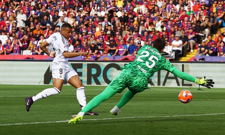 Mbappe ghi 3 bàn nhưng Real Madrid vẫn thua Barcelona.