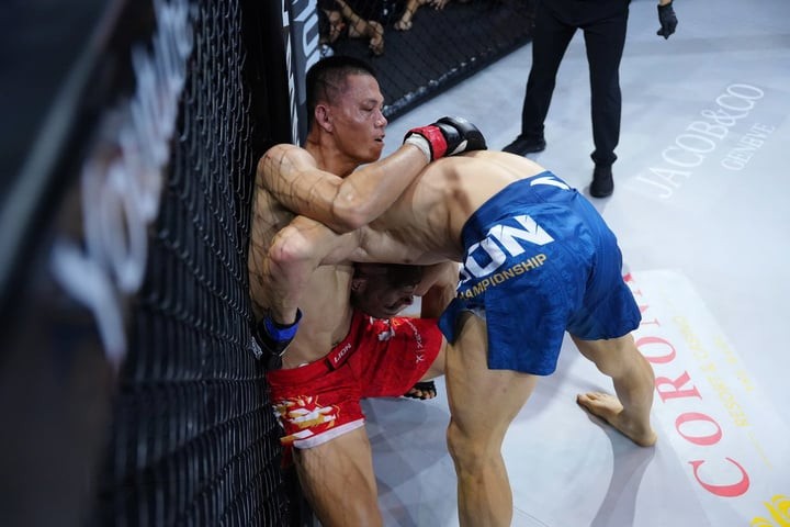 Zakhar Dzmitrychenka chỉ có thể vật Phạm Công Minh xuống sàn mà không tung ra được đòn