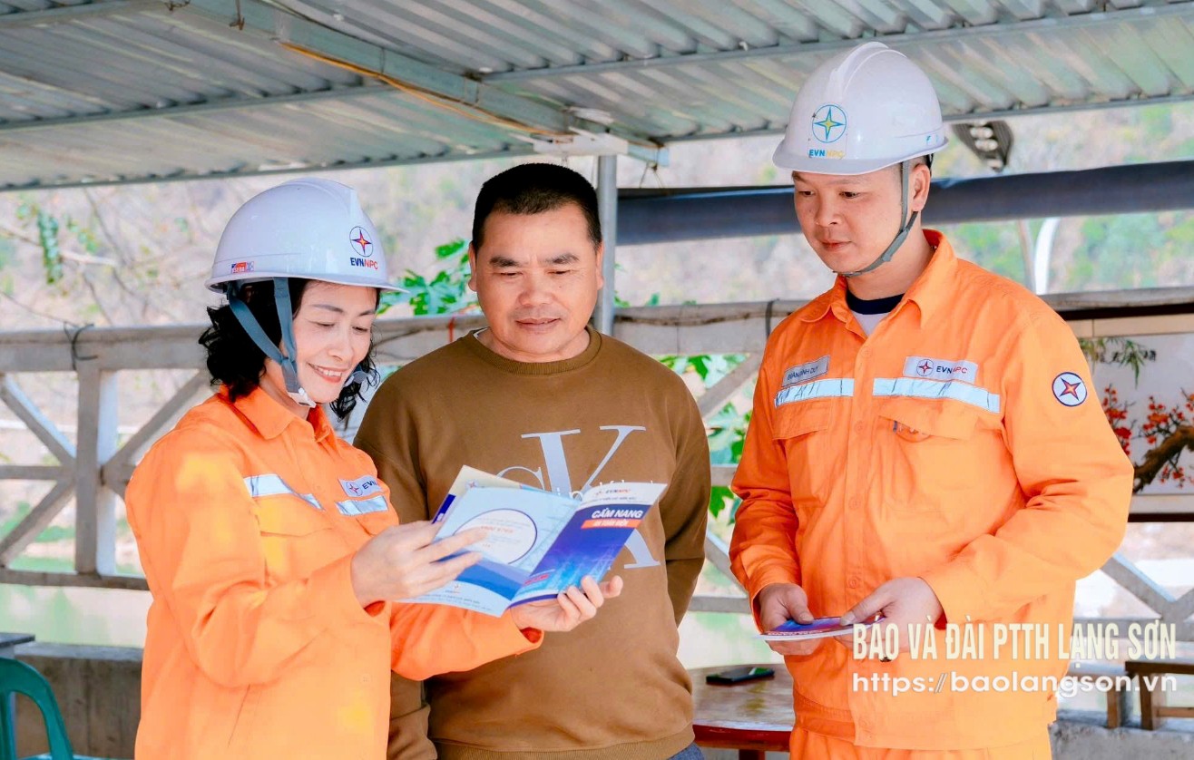 Cán bộ Điện lực Văn Lãng tuyên truyền trực tiếp cho các hộ gia đình trên địa bàn thị trấn Na Sầm cách sử dụng điện tiết kiệm