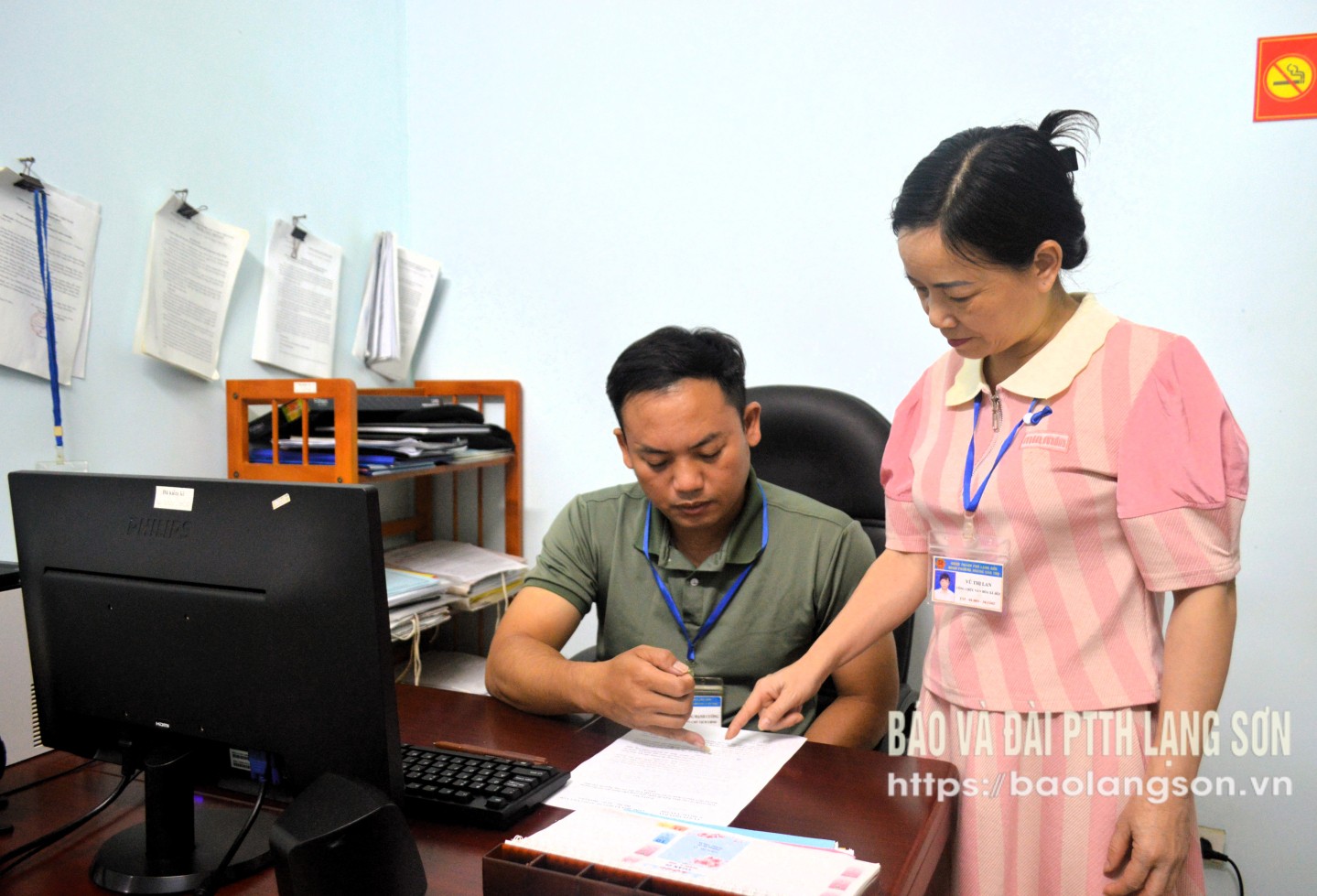 Cán bộ, công chức UBND phường Hoàng Văn Thụ, thành phố Lạng Sơn trao đổi nghiệp vụ chuyên môn công tác cải cách thủ tục hành chính
