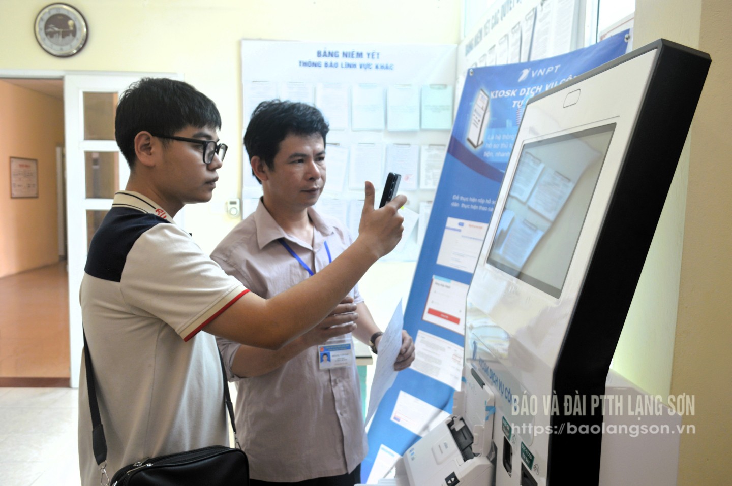 Công chức Bộ phận "một cửa" phường Vĩnh Trại, thành phố Lạng Sơn hướng dẫn người dân nộp hồ sơ Thủ tục hành chính trên máy Kiosk dịch vụ công